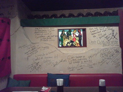 メキシコ料理の店の壁.jpg